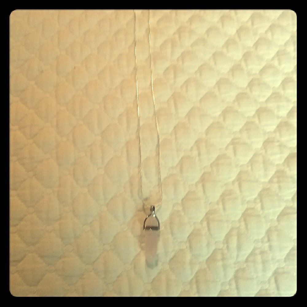 A rose quartz pendant necklace